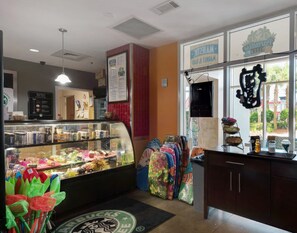 Gift shop - Beautiful Beachfront Majestic Beach Resort, T1-1605, Great Amenities, CLEAN (Panama City Beach)