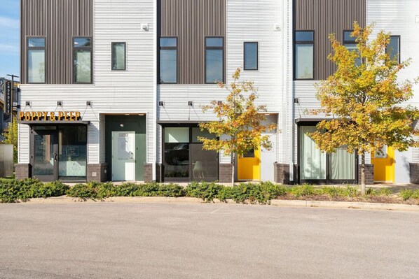 Un edificio moderno con una fachada que muestra el nombre 'Poppy & Peep'.