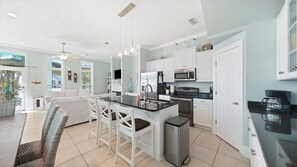 Kjøleskap, mikrobølgeovn, ovn og kokeplater