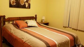 5 bedrooms, iron/ironing board, WiFi, bed sheets