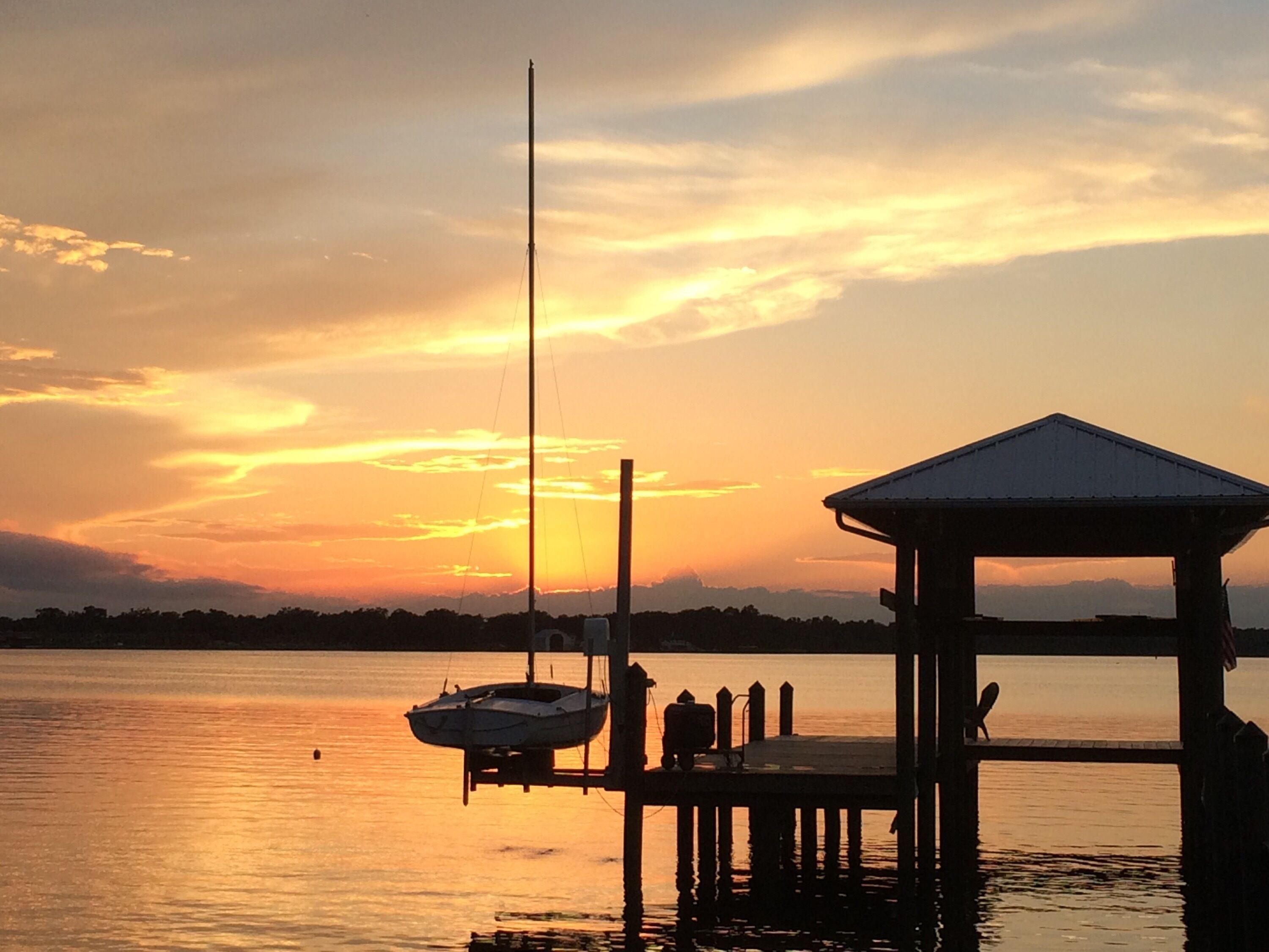 Beautiful St. Johns River Home. Walk To Town-Bring Your Boat Or Jetski!