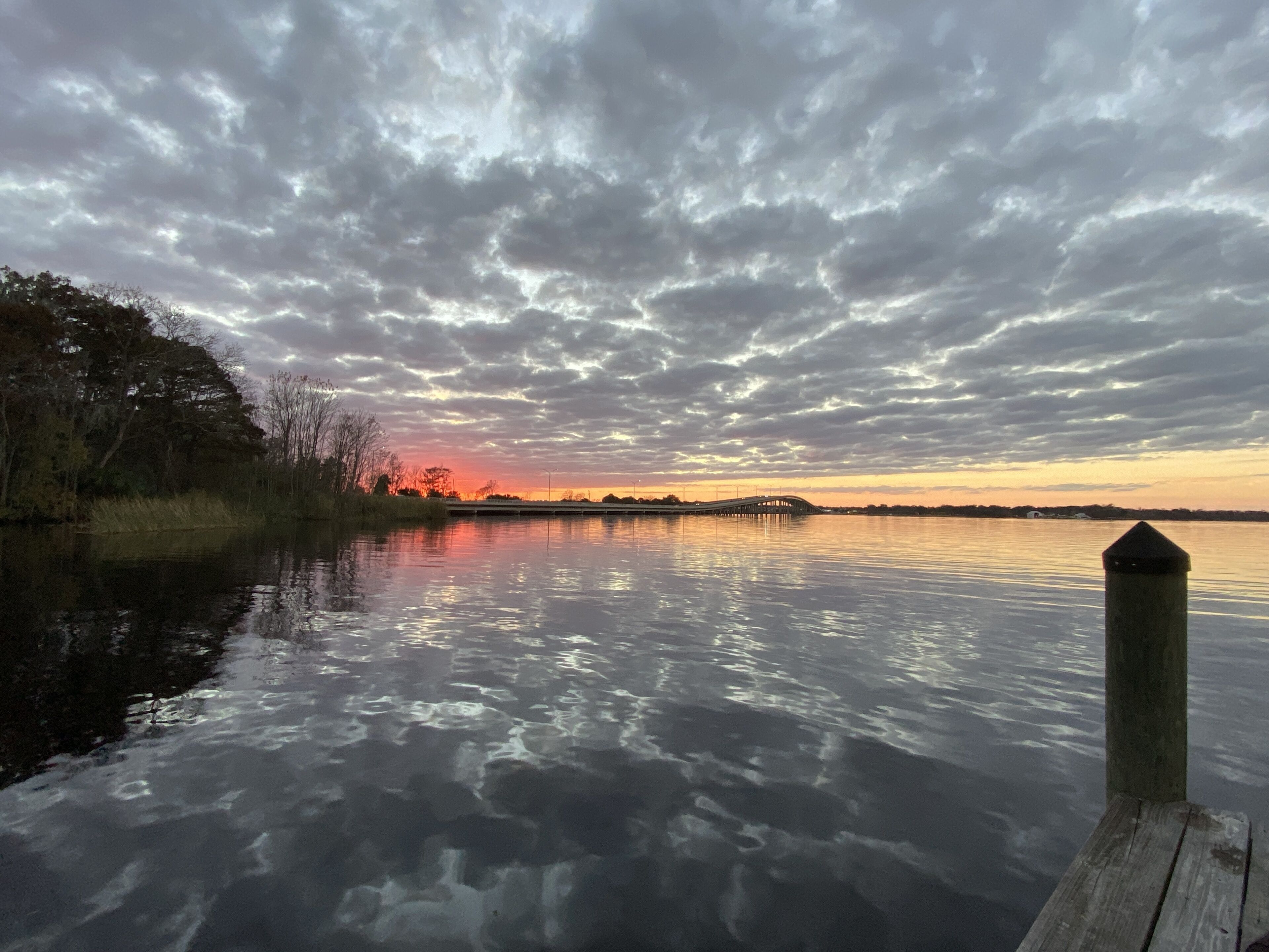 Beautiful St. Johns River Home. Walk To Town-Bring Your Boat Or Jetski!