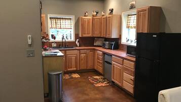 Réfrigérateur, micro-ondes, cafetière/bouilloire, grille-pain