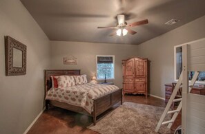 2 habitaciones, tabla de planchar con plancha y cuna de viaje