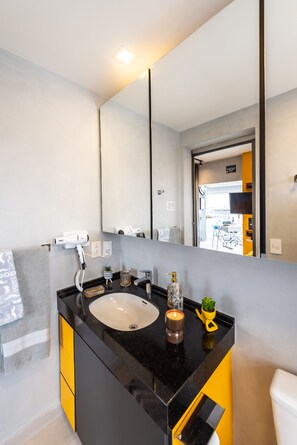 Chuveiro, secador de cabelo, toalhas de banho, sabonete