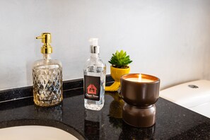 Dusj, hårføner, håndklær og såpe