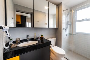 Dusj, hårføner, håndklær og såpe