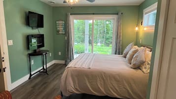 3 bedrooms, desk, iron/ironing board, free WiFi