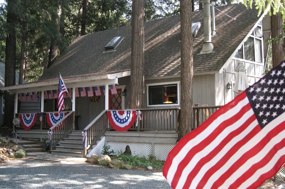 'Lakeside, Camp-Run-A-Muck', 4 Bdrm, 2 Bath (Can Sleep 8)