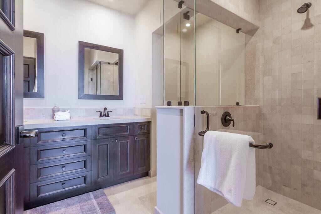 Luxury Ocean View Retreat: 2-Bedroom Apartment in