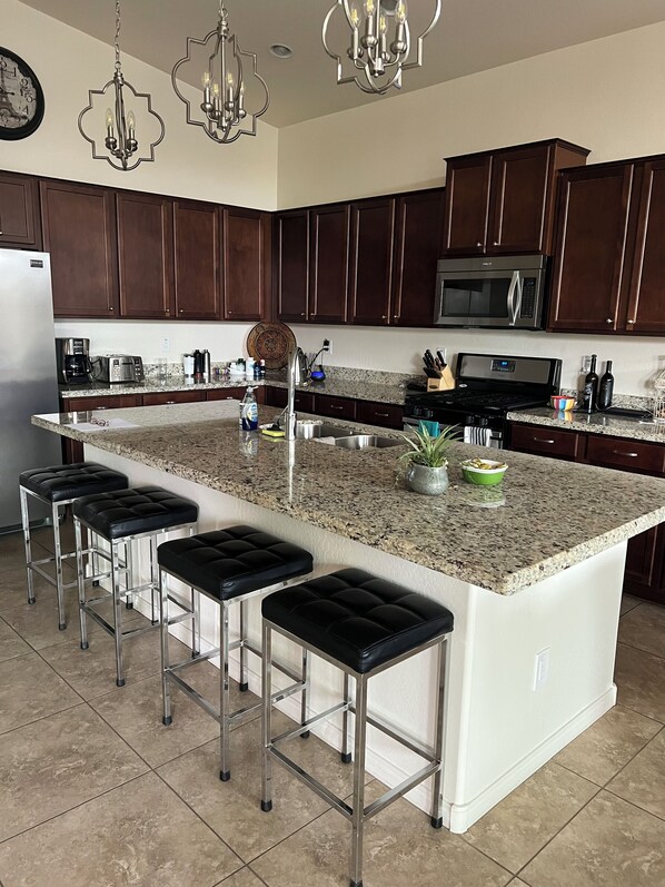 Fridge, microwave, oven, stovetop - Elegant Home in Estrella Mtn Ranch, avail April, 2025, minimum night required (Goodyear)