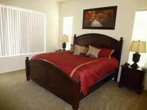 3 soverom, skrivebord, strykejern/-brett og reiseseng for barn