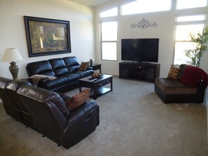 Smart-TV, DVD-spiller, bøker og stereoanlegg