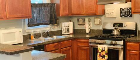 Kylskåp, mikrovågsugn, ugn och spishäll