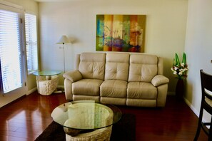 Reclinning couch For watching tv - One Bedroom Luxury Condo Downtown Salt Lake City (Salt Lake City)