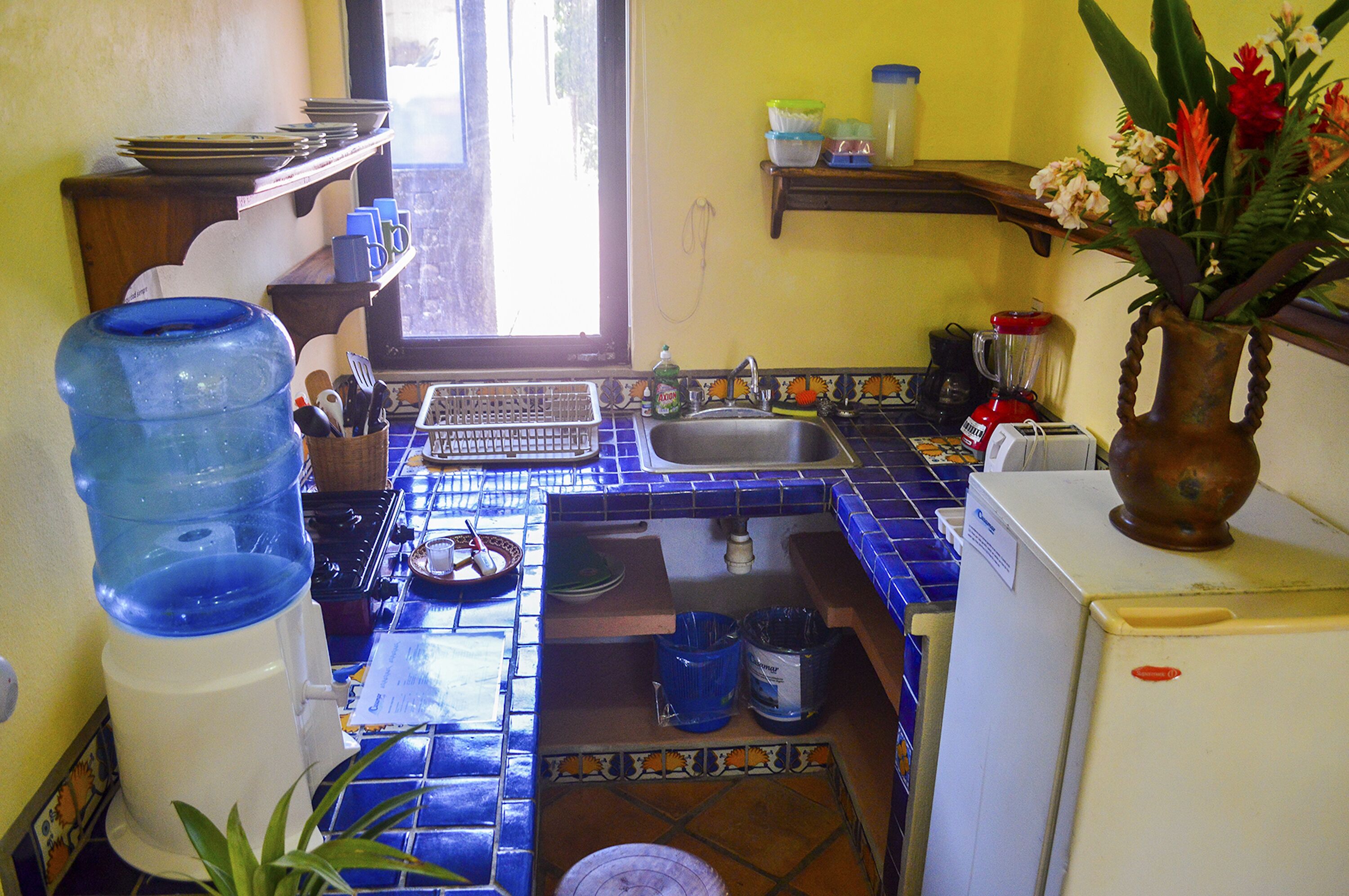 Fresh & bright suite, private kitchen, amazing garden view, walk to beach, yoga