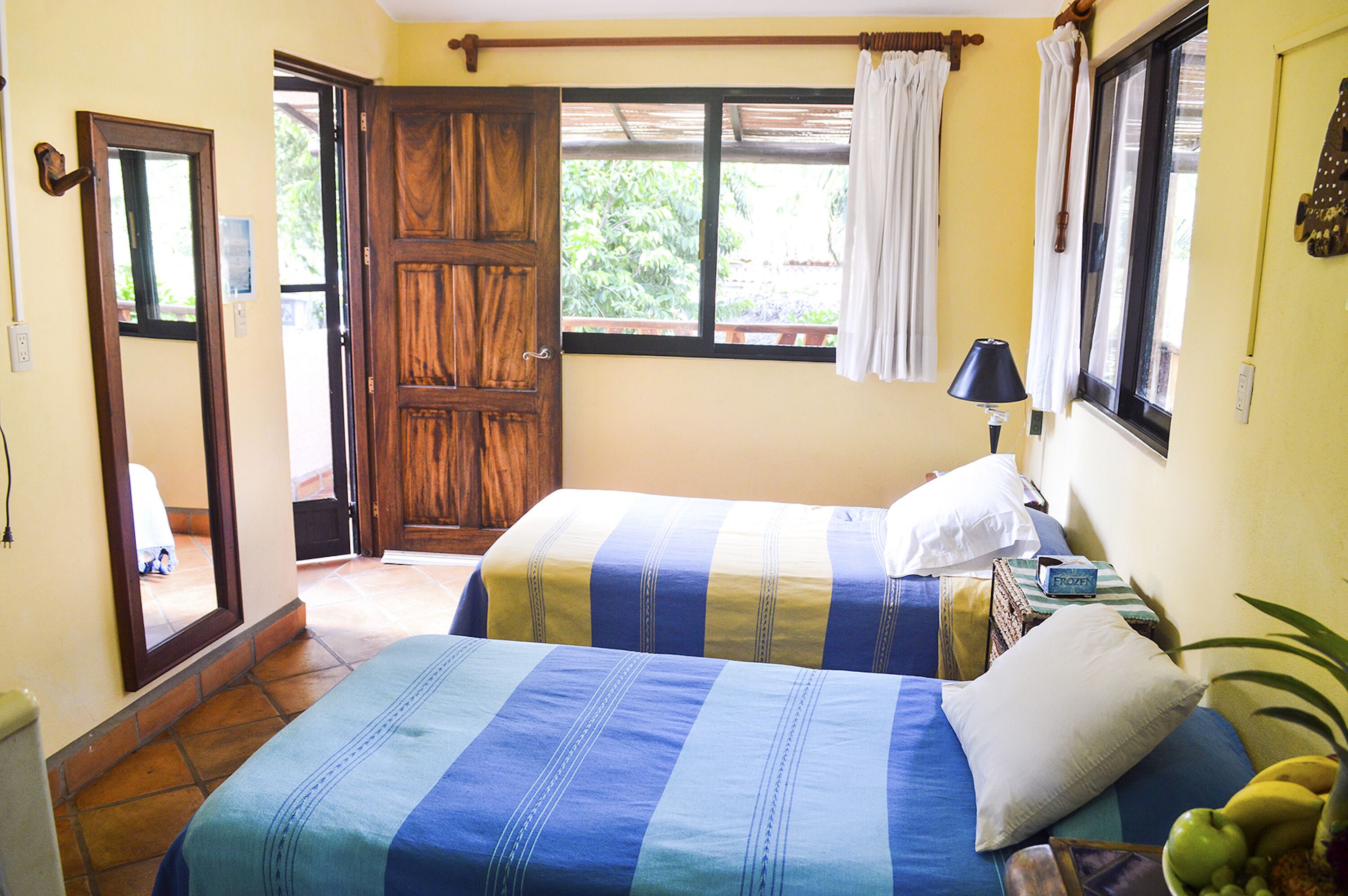 Fresh & bright suite, private kitchen, amazing garden view, walk to beach, yoga