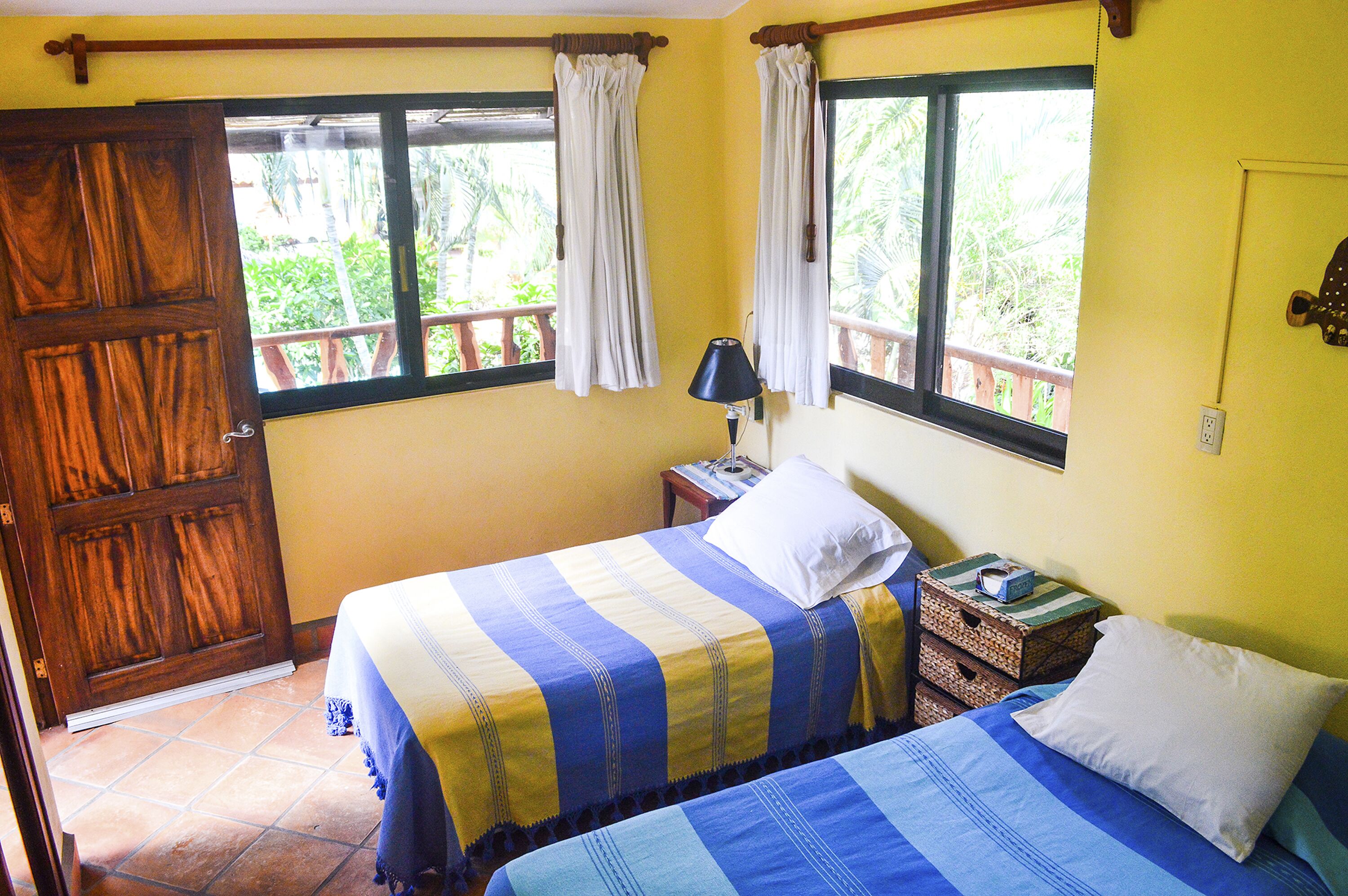 Fresh & bright suite, private kitchen, amazing garden view, walk to beach, yoga