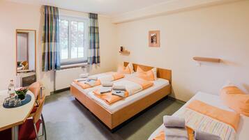 Cribs/infant beds, rollaway beds