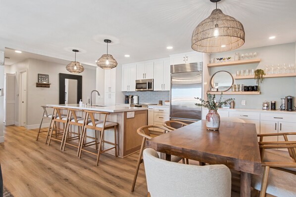 Køleskab, mikrobølgeovn, ovn, kogeplade