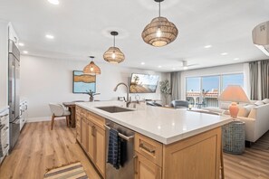 Køleskab, mikrobølgeovn, ovn, kogeplade