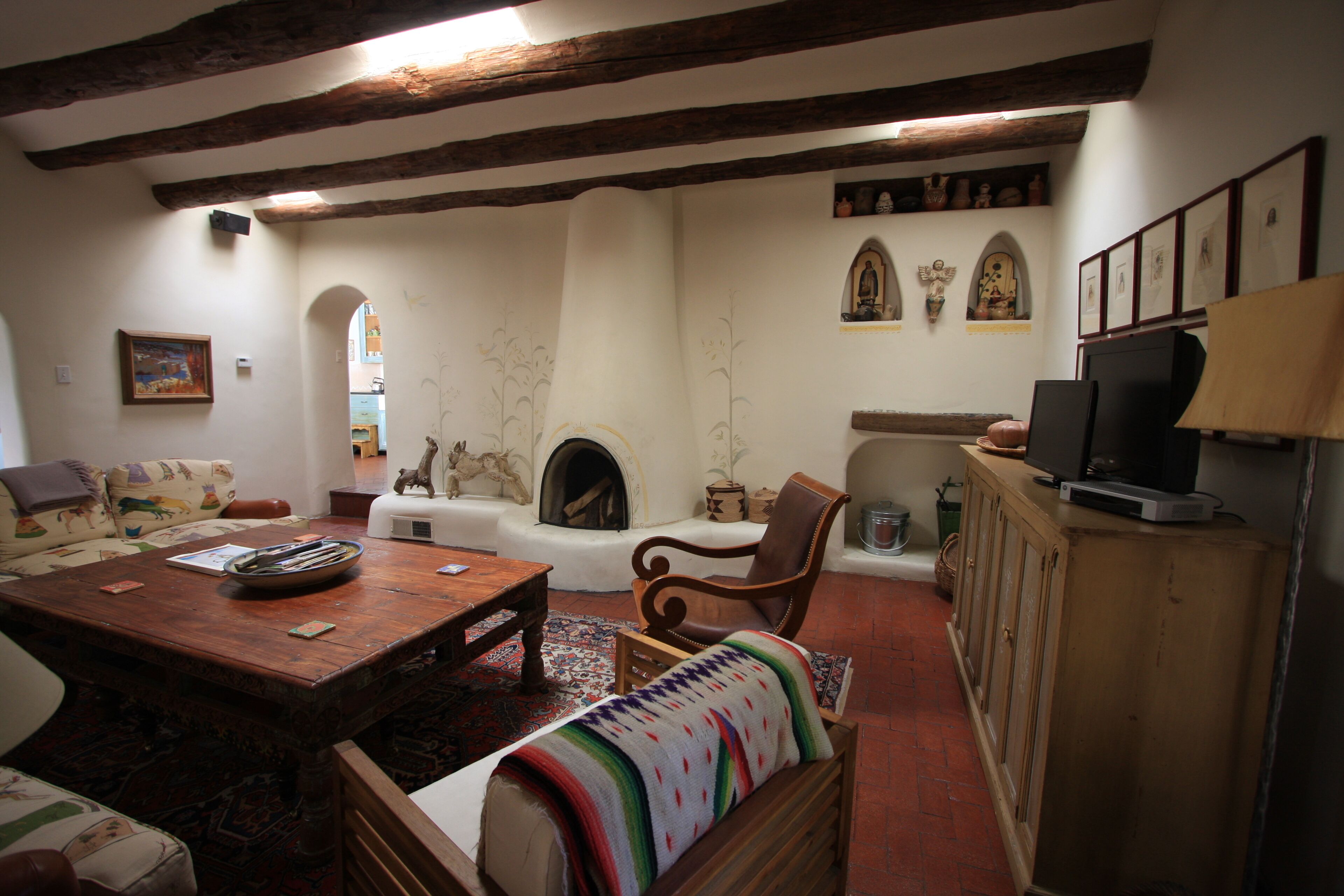 Walk to Canyon Road and Local Coffee Shops and Restaurants. 