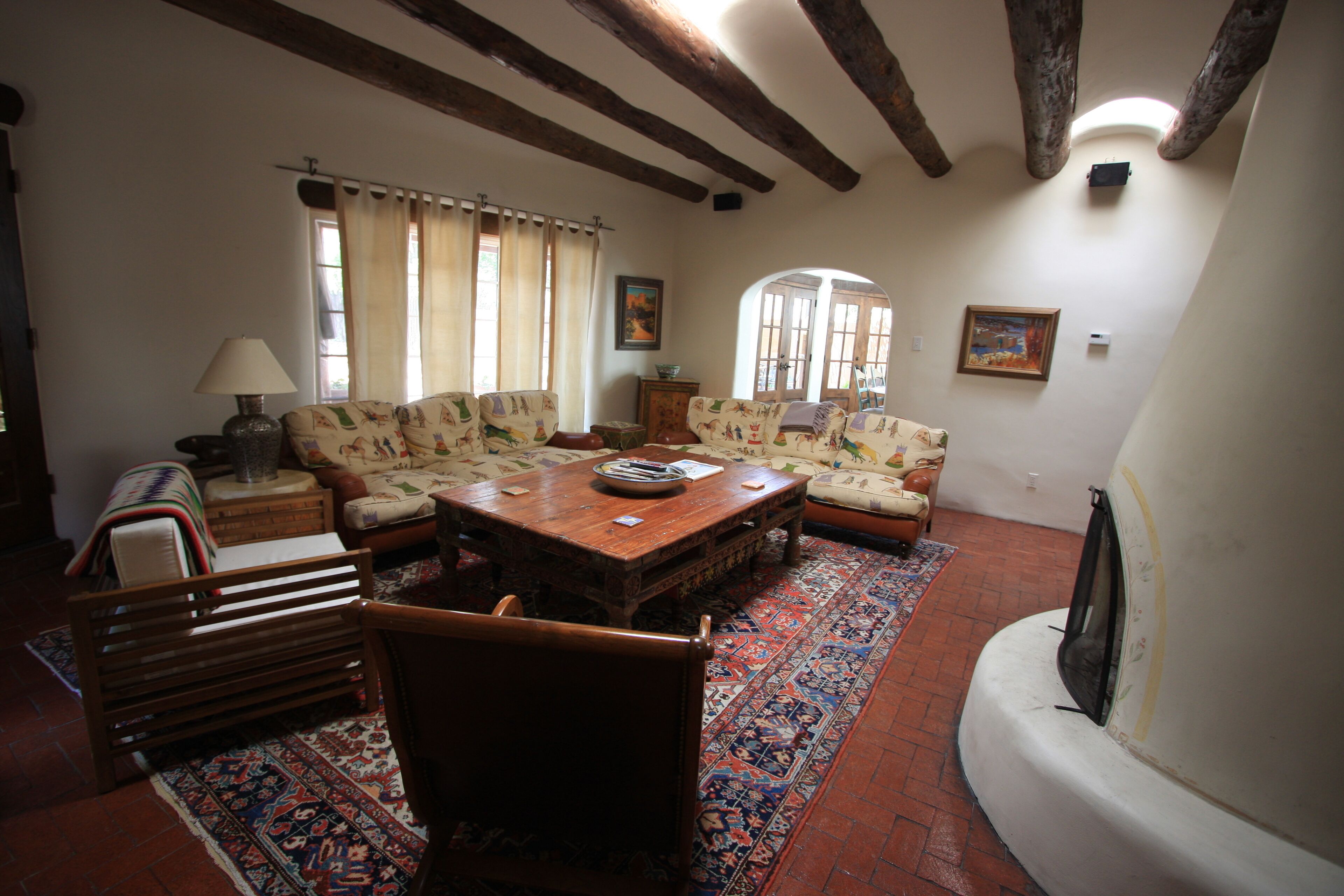 Walk to Canyon Road and Local Coffee Shops and Restaurants. 