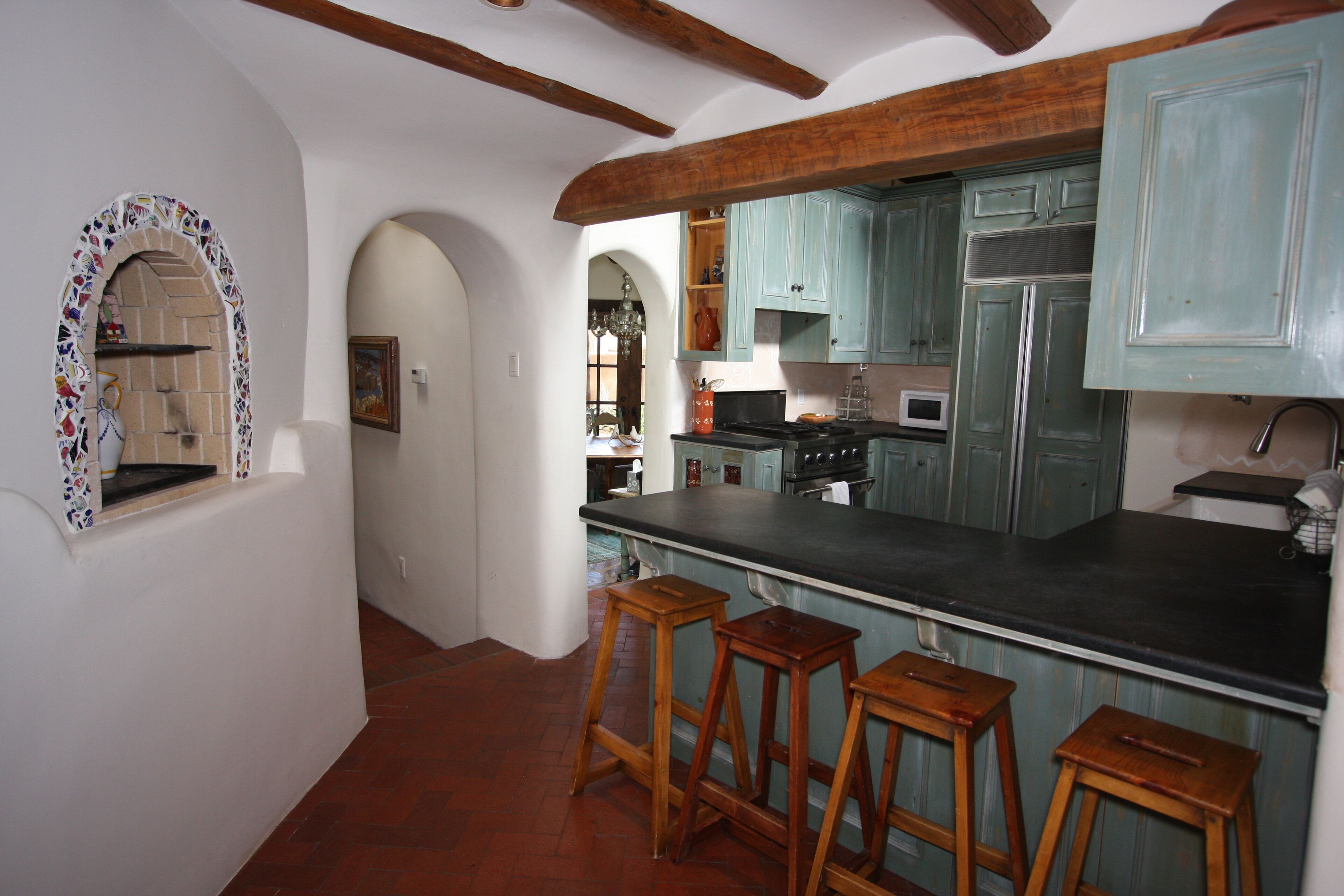 Walk to Canyon Road and Local Coffee Shops and Restaurants. 