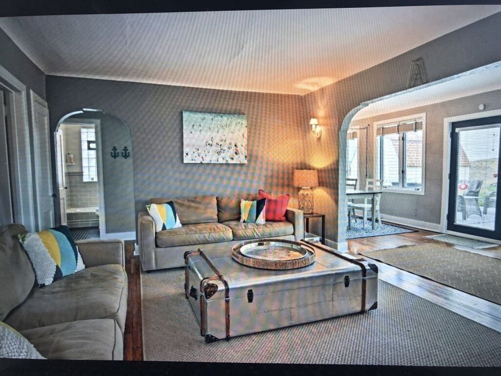 TV connectée, cheminée, lecteur de DVD, livres