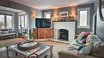 TV connectée, cheminée, lecteur de DVD, livres