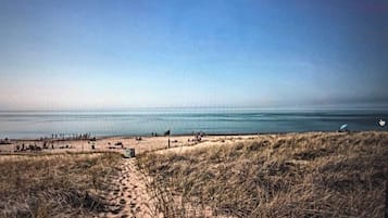Plage, chaises longues, serviettes de plage