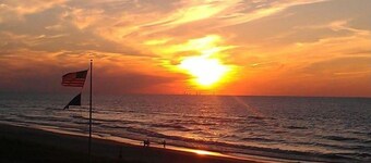 Charming Beachfront Home w/huge backyard,steps to beach!Recently renovated.