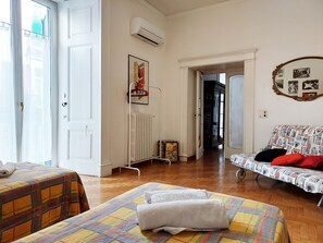 2 Schlafzimmer, Zimmersafe, Schreibtisch, Bügeleisen/Bügelbrett