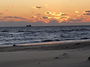 Ubicación cercana a la playa, tumbonas y toallas de playa