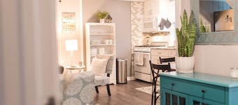 North End Beach Cottage Apartment - One block from beach