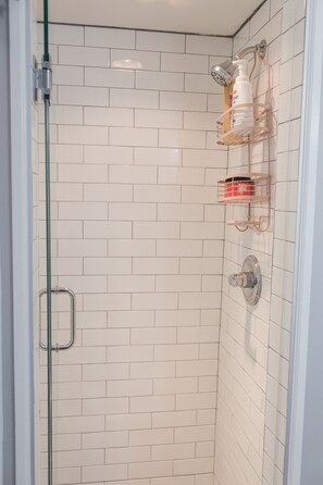 Douche, sèche-cheveux, serviettes fournies, savon