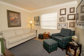 Smart TV, DVD player, books - GOLF COURSE CONDO  IN TARA GOLF AND COUNTRY CLUB, BRADENTON, FLORIDA (Bradenton)
