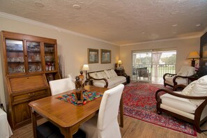 Smart TV, DVD player, books - GOLF COURSE CONDO  IN TARA GOLF AND COUNTRY CLUB, BRADENTON, FLORIDA (Bradenton)