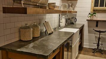 Réfrigérateur, micro-ondes, cafetiÚre/bouilloire, bouilloire électrique