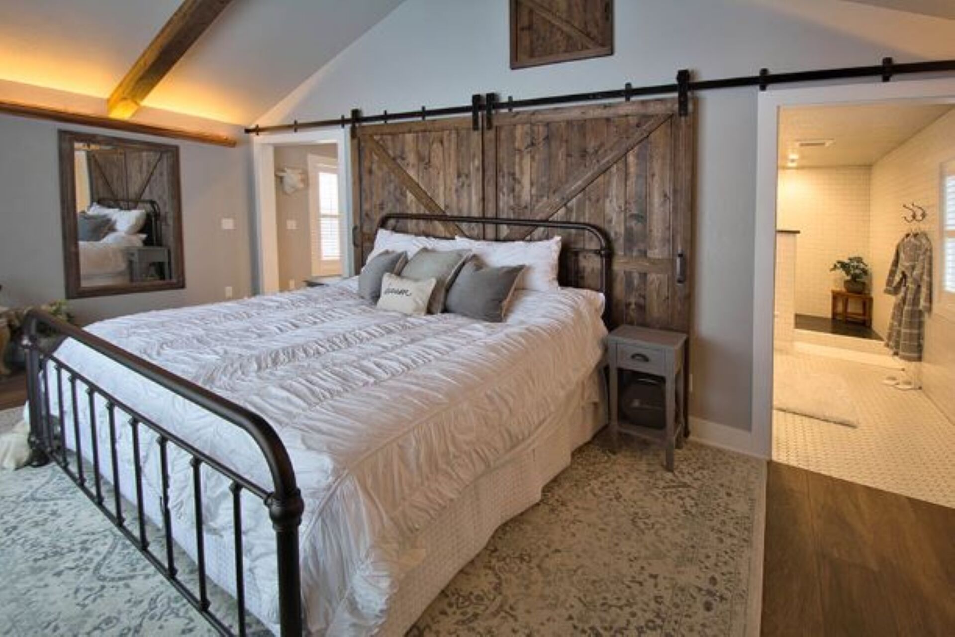 Luxury on the farm: private guesthouse overlooking year round creek.