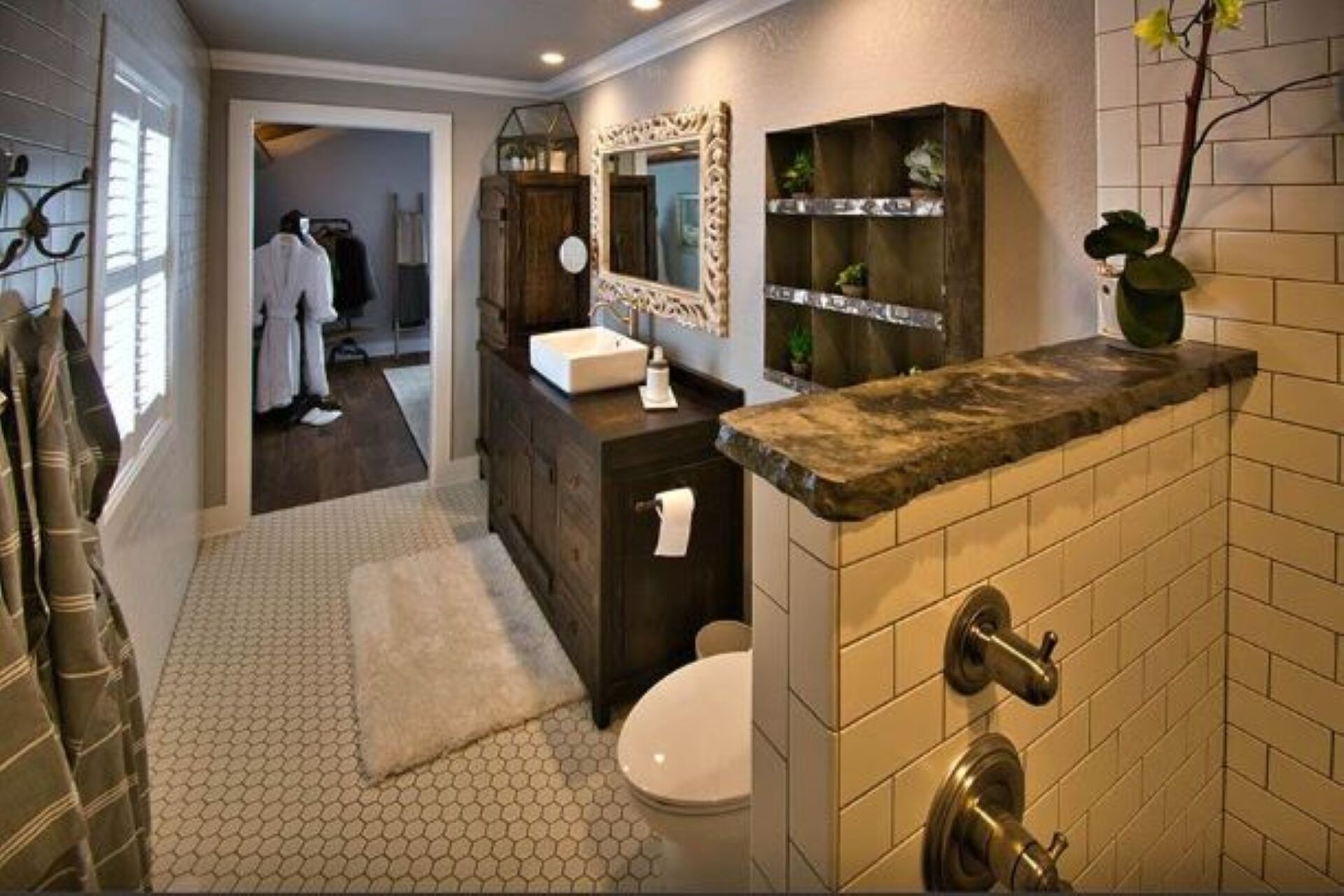 Luxury on the farm: private guesthouse overlooking year round creek.