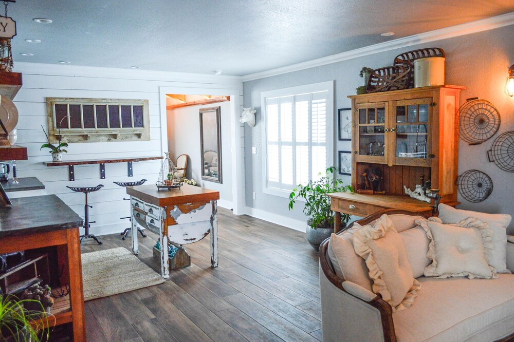 Luxury on the farm: private guesthouse overlooking year round creek.