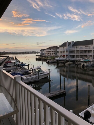 Awesome 4BR, 3.5 BA (unit 71)with Bay Views, Pool & Boat Slip!