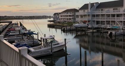 Awesome 4BR, 3.5 BA (unit 71)with Bay Views, Pool & Boat Slip!