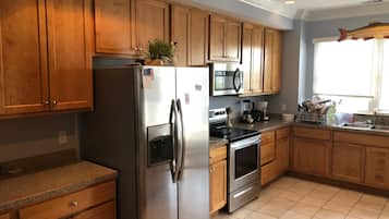 Microwave, oven, dishwasher, coffee/tea maker