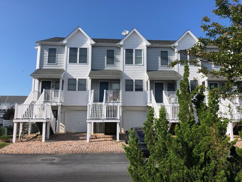 Awesome 4BR, 3.5 BA unit 71, with Bay Views, Pool & Boat Slip!