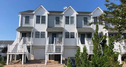Awesome 4BR, 3.5 BA unit 71, with Bay Views, Pool & Boat Slip!