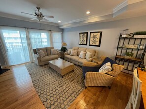 TV - Awesome 4BR, 3.5 BA (unit 71)with Bay Views, Pool & Boat Slip! (Ocean View)