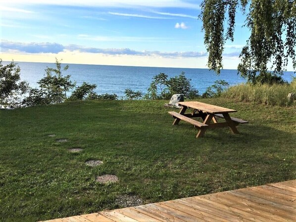 Outdoor dining - Cute Lakefront Cottage on Lake Michigan.   (Mears)