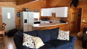 Een televisie, een dvd-speler, boeken en een filmbibliotheek